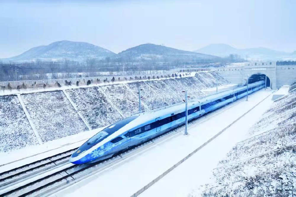 全球運營時速最快高鐵下線 中國CR450動車組樣車有望早日商業(yè)化(圖1)