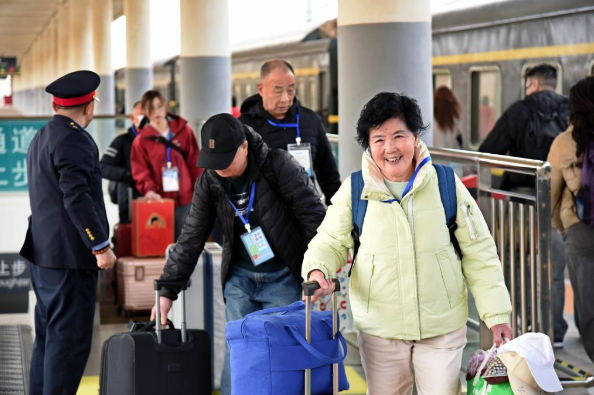 銀發(fā)旅游列車密集啟程 激活萬億元銀發(fā)經(jīng)濟藍海(圖1)