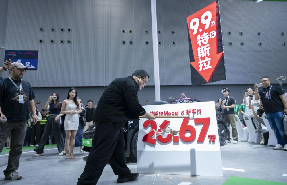 9.9萬元買特斯拉？羅永浩化身瓜子二手車“首席砸價官”(圖1)