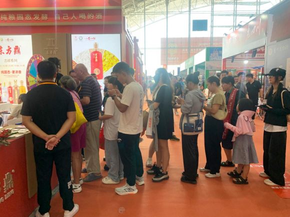 展會(huì)現(xiàn)場(chǎng)人氣火爆，東方鼎酒再次亮相南京糖酒會(huì)！(圖3)