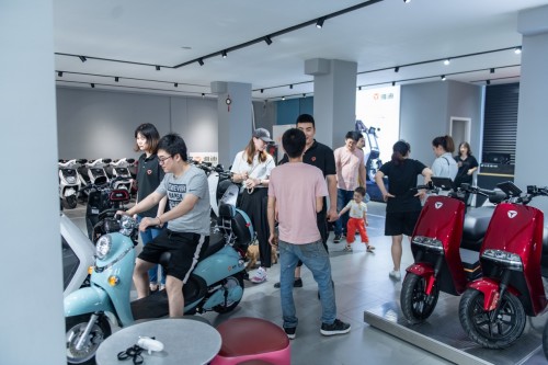 平均每天賣出1.3萬臺 雅迪霸榜市場 榮登中國民營企業(yè)500強(qiáng)(圖6) 平均每天賣出1.3萬臺 雅迪霸榜市場 榮登中國民營企業(yè)500強(qiáng)(圖6)