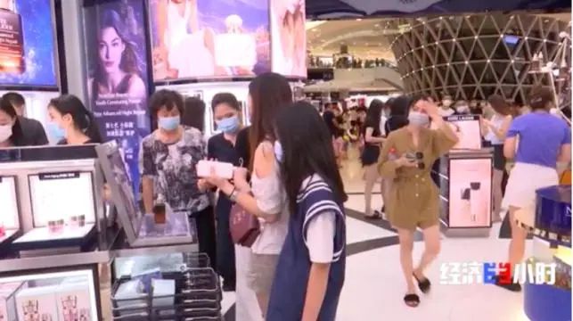 手機(jī)直降2000元、化妝品7折 這里一個(gè)月狂賣24.9億(圖2)