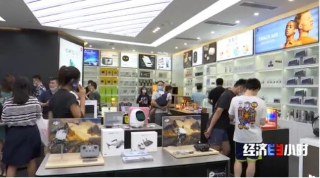 手機(jī)直降2000元、化妝品7折 這里一個(gè)月狂賣24.9億(圖8)