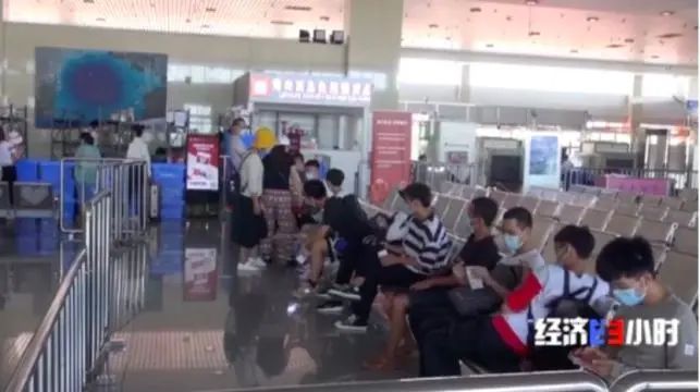 手機(jī)直降2000元、化妝品7折 這里一個(gè)月狂賣24.9億(圖29)