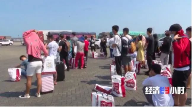 手機(jī)直降2000元、化妝品7折 這里一個(gè)月狂賣24.9億(圖32)