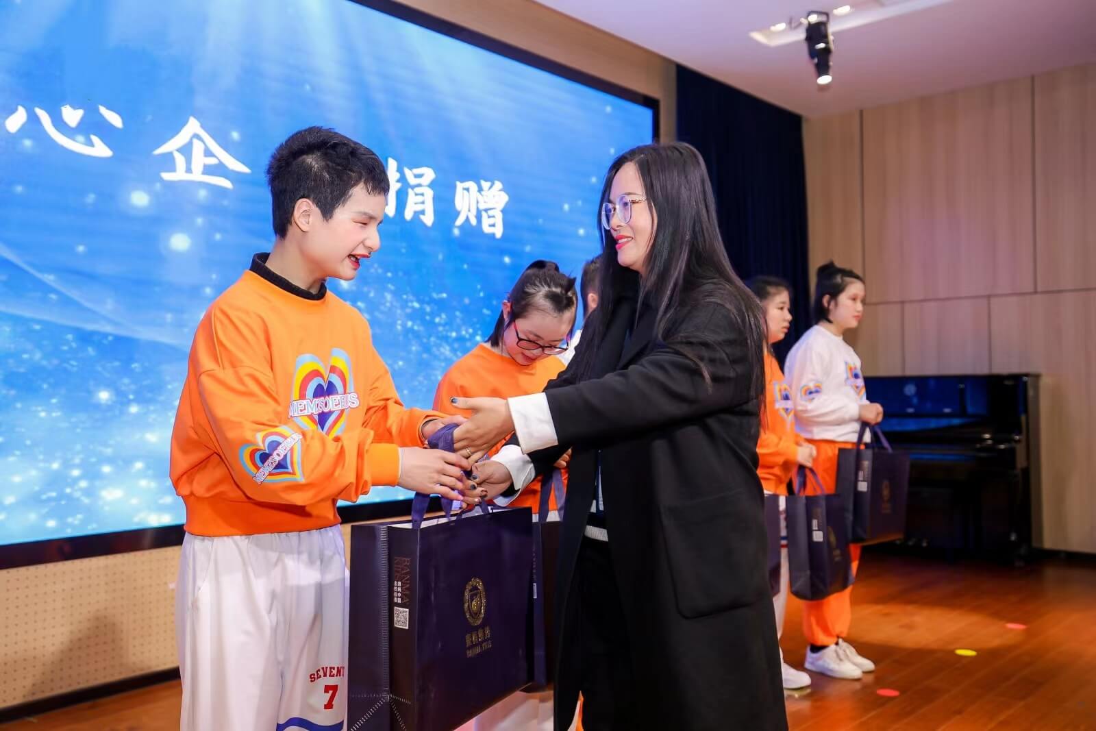 2025年第九屆哈爾濱亞洲冬季運動會—班媽禮領(lǐng)袖禮服第25棒火炬手圣火傳遞(圖5)