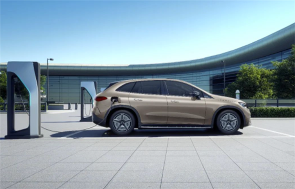 48.6萬起與轎車同價(jià) 奔馳EQE SUV上市：豪華電動(dòng)車標(biāo)桿(圖10)