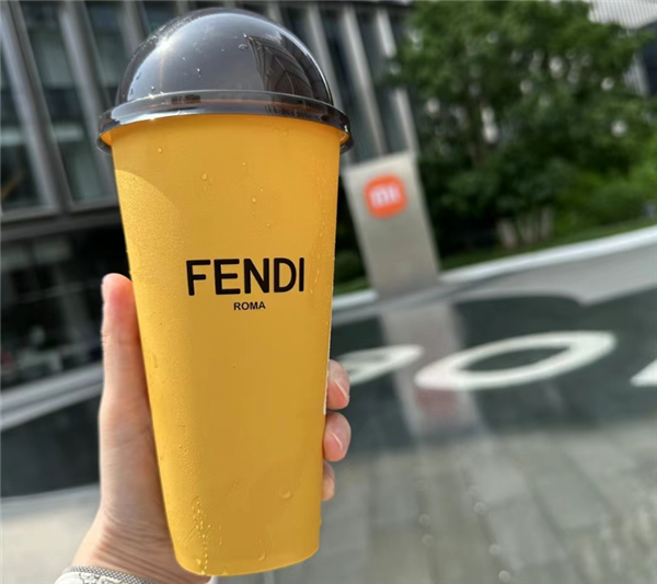 喜茶聯(lián)名奢侈品牌FENDI新品賣爆單！小程序搶崩 周邊炒至百元(圖1)